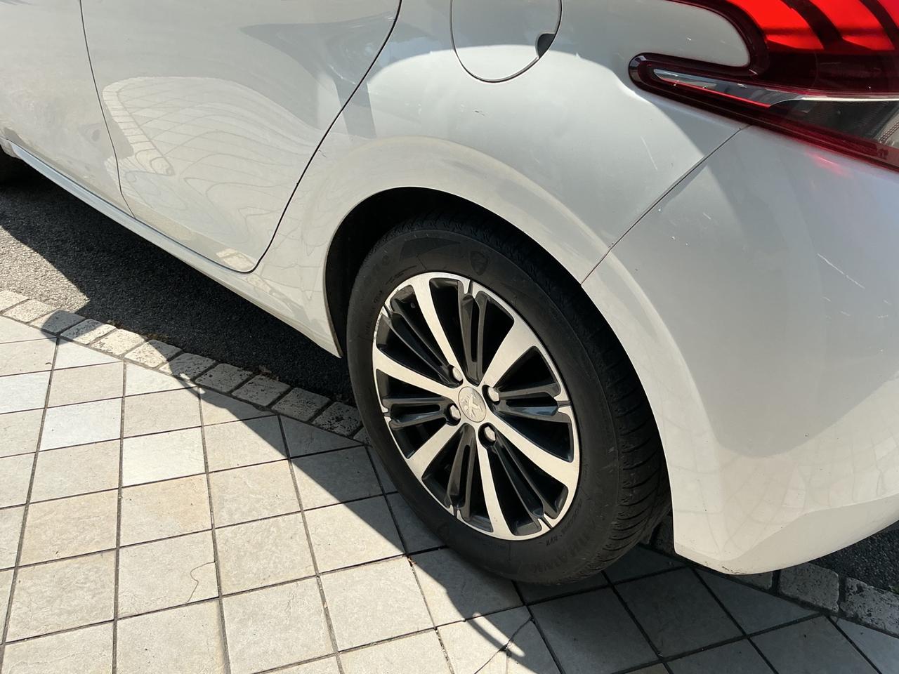 Peugeot 208 1.2 benzina Neopatentati