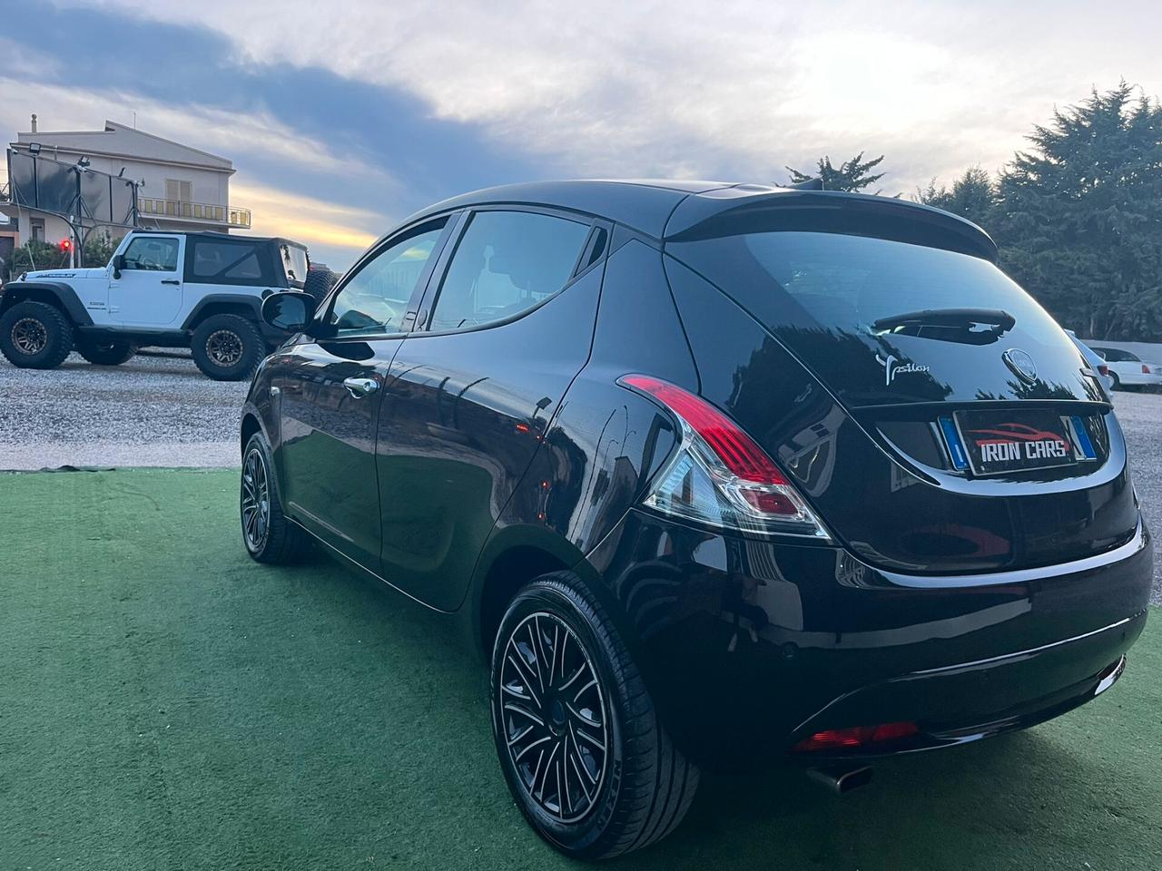 Lancia Ypsilon 1.0 FireFly 5 porte S&S Hybrid Ecochic Silver