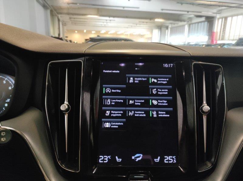 VOLVO XC60 (2017-->) - XC60 B4 Geartronic Momentum