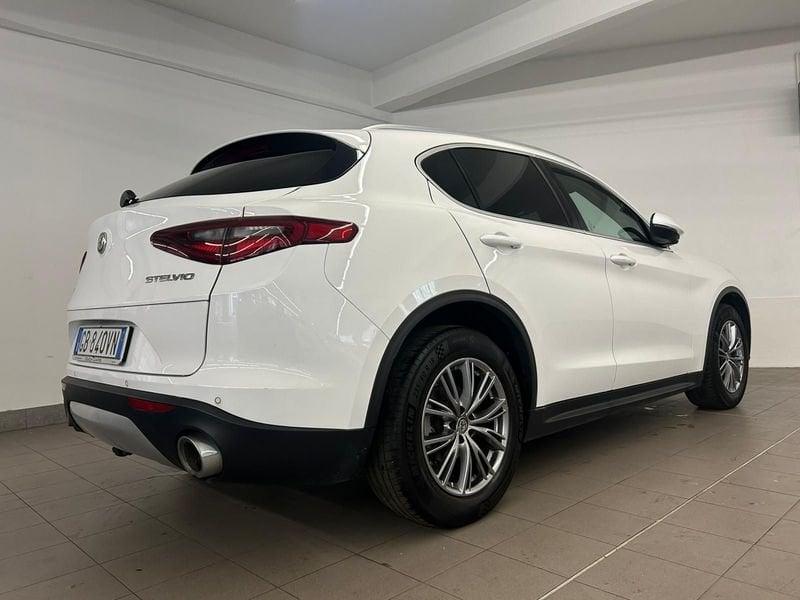 Alfa Romeo Stelvio 2.2 Turbodiesel 190 CV AT8 Q4 Business Tetto apribile e gancio traino