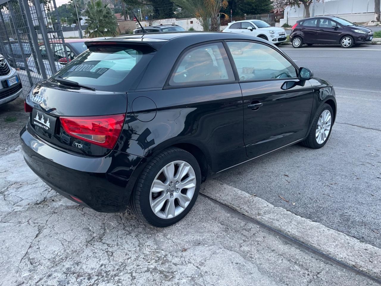 AUDI A1 1.6 Tdi 90cv ATTRACTION