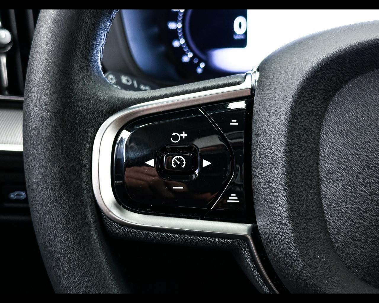 VOLVO XC60 (2017-->) - XC60 B4 (d) AWD automatico Plus Dark