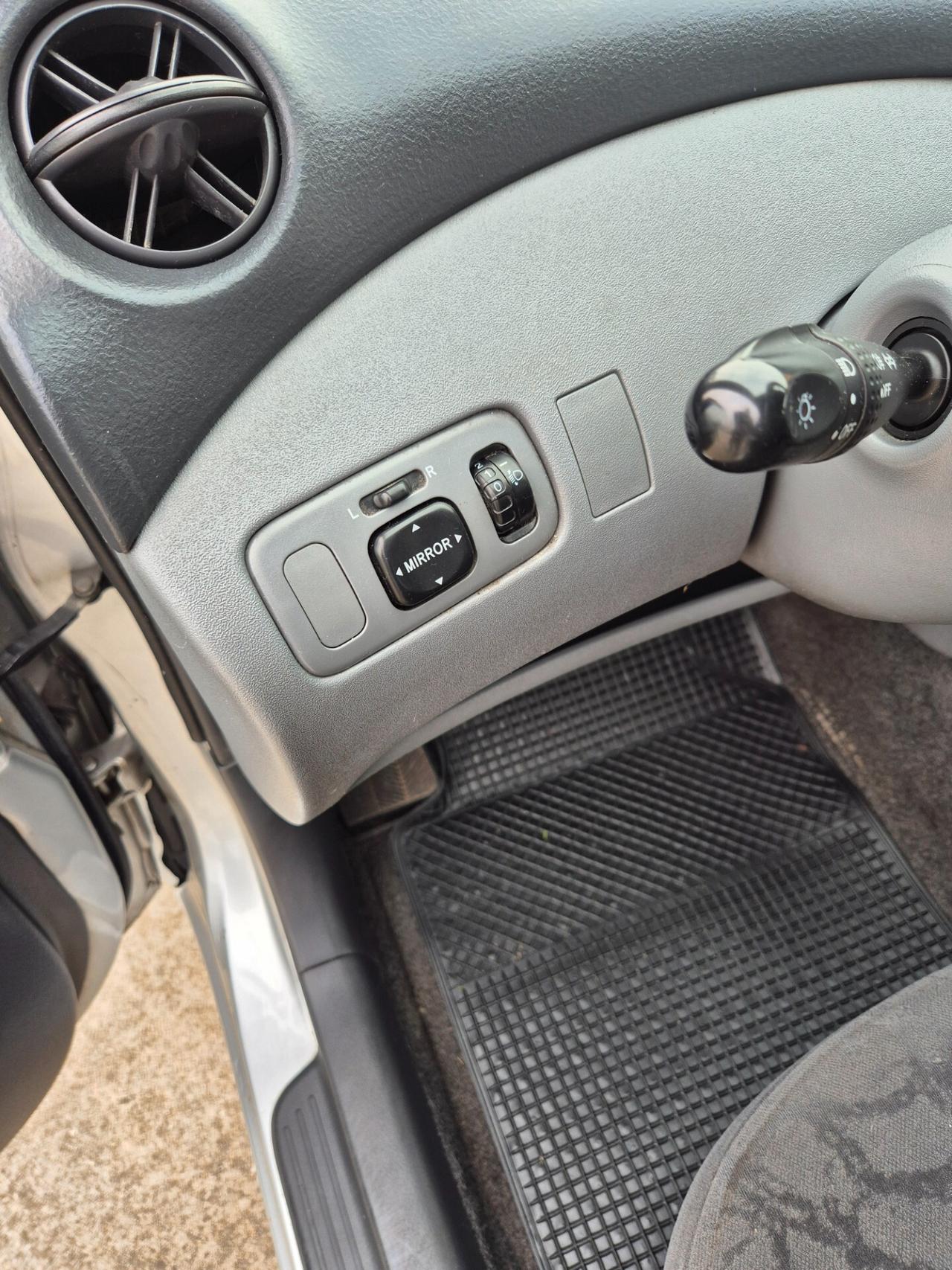 Toyota Yaris 1.0i 16V cat 5 porte neopatentati