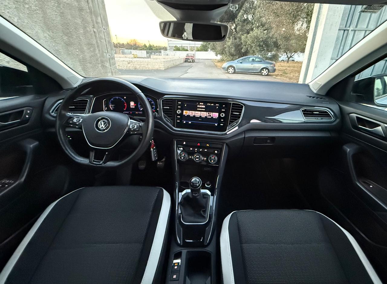 Volkswagen T-Roc 1.6 TDI Advanced,Full LED,cerchi 18”,LED ambiente,ecc.