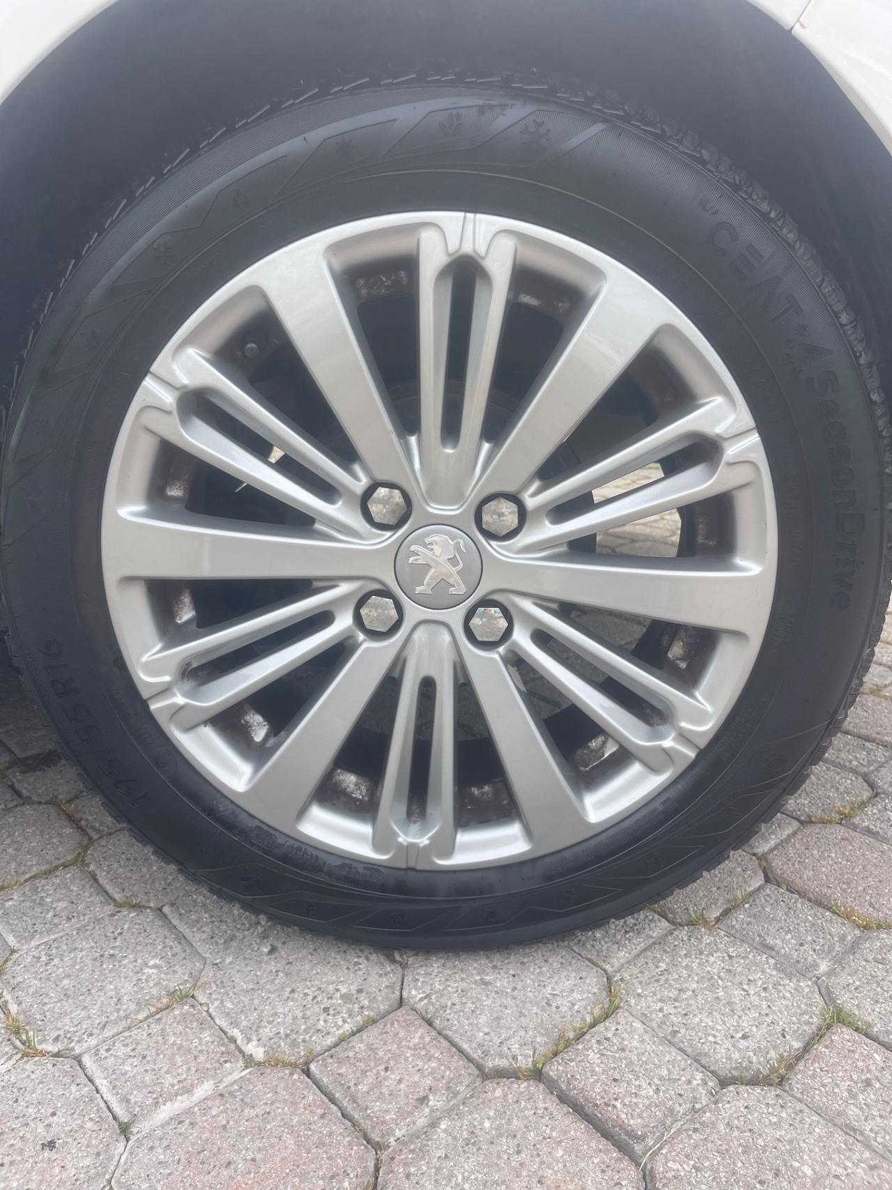 Peugeot 208 PureTech 82 5 porte Allure