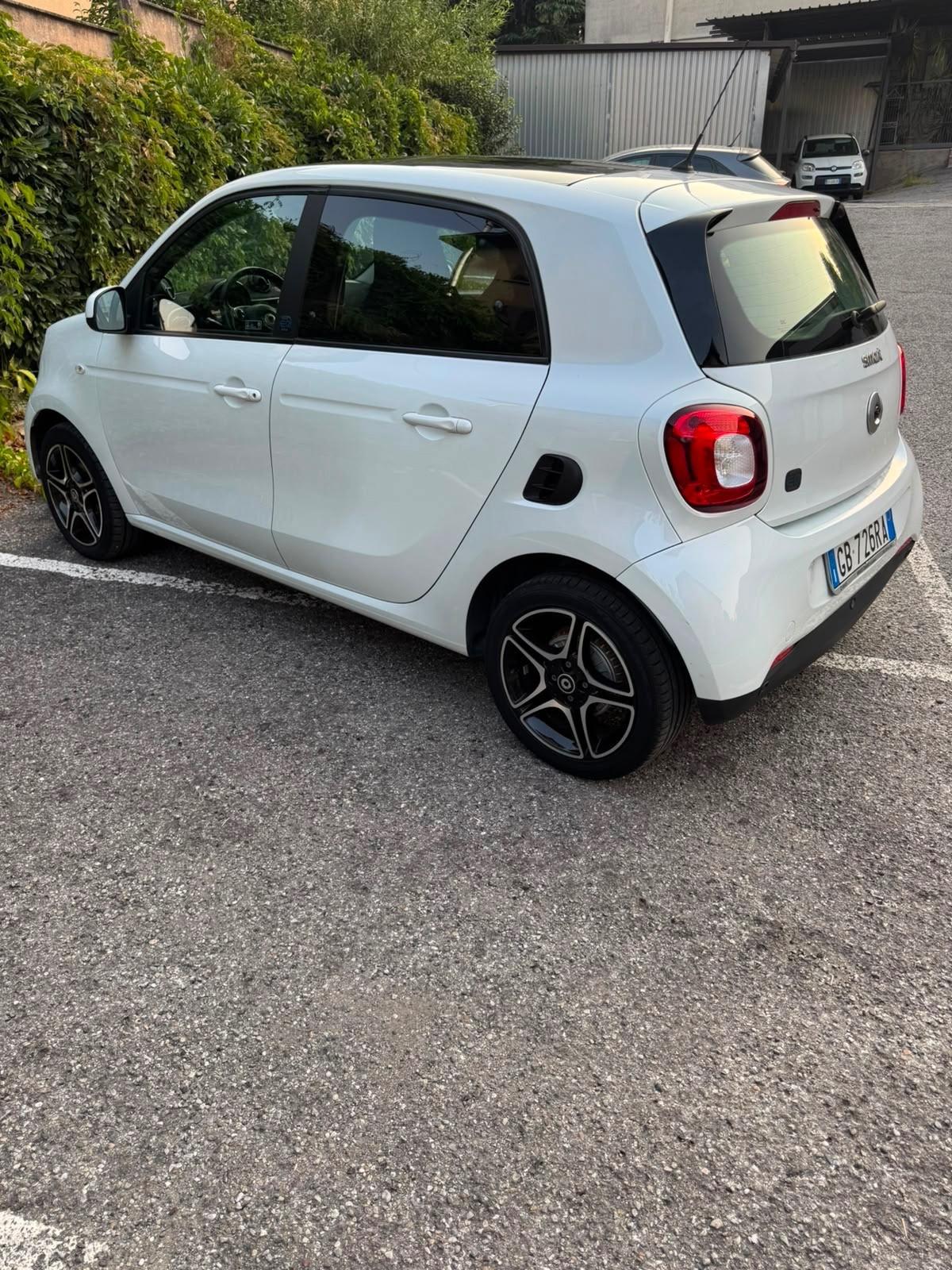 Smart ForFour EQ Pulse