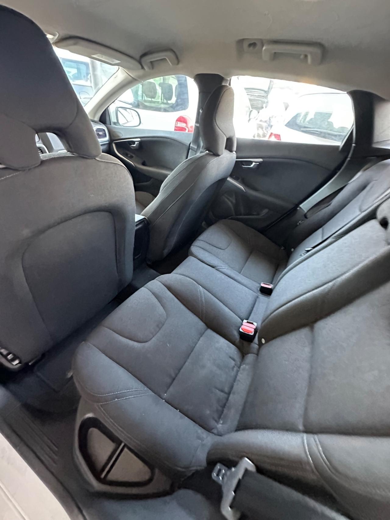Volvo V40 D2 R-design Momentum
