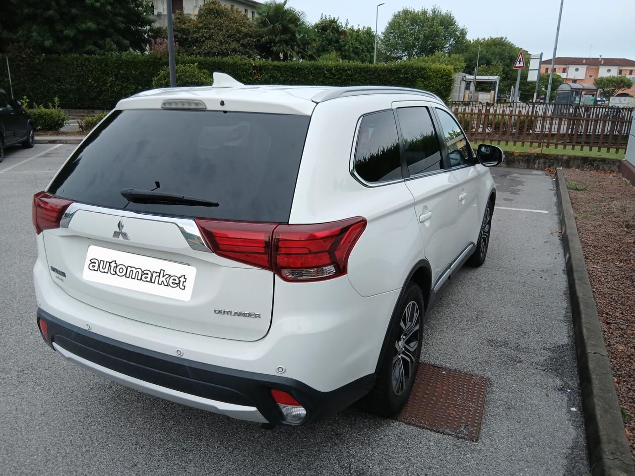 Mitsubishi Outlander 2.2 DI-D 4WD Instyle Plus SDA 7 posti tua a € 199 mese