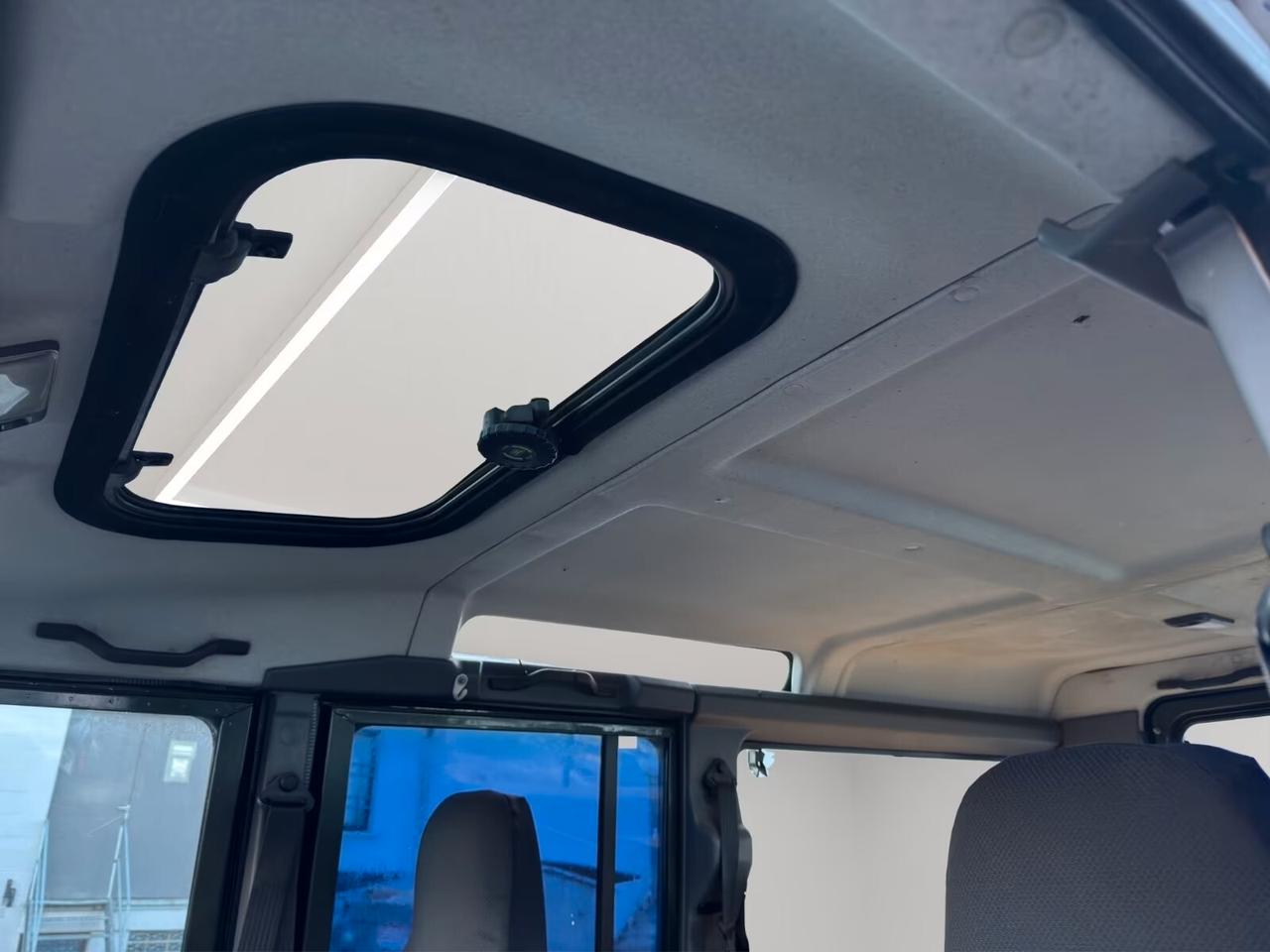 Land Rover Defender 110 TD5 Station Wagon 9 POSTI