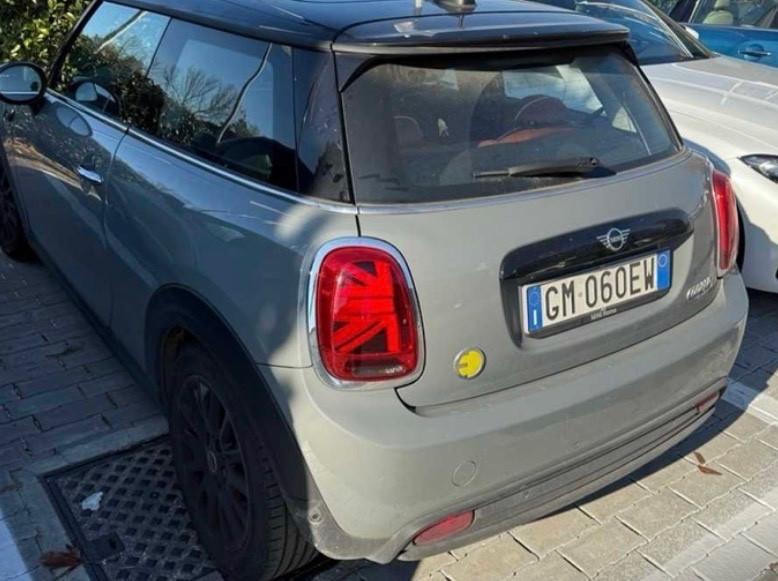 MINI COOPER SE GUARDA LE FOTO