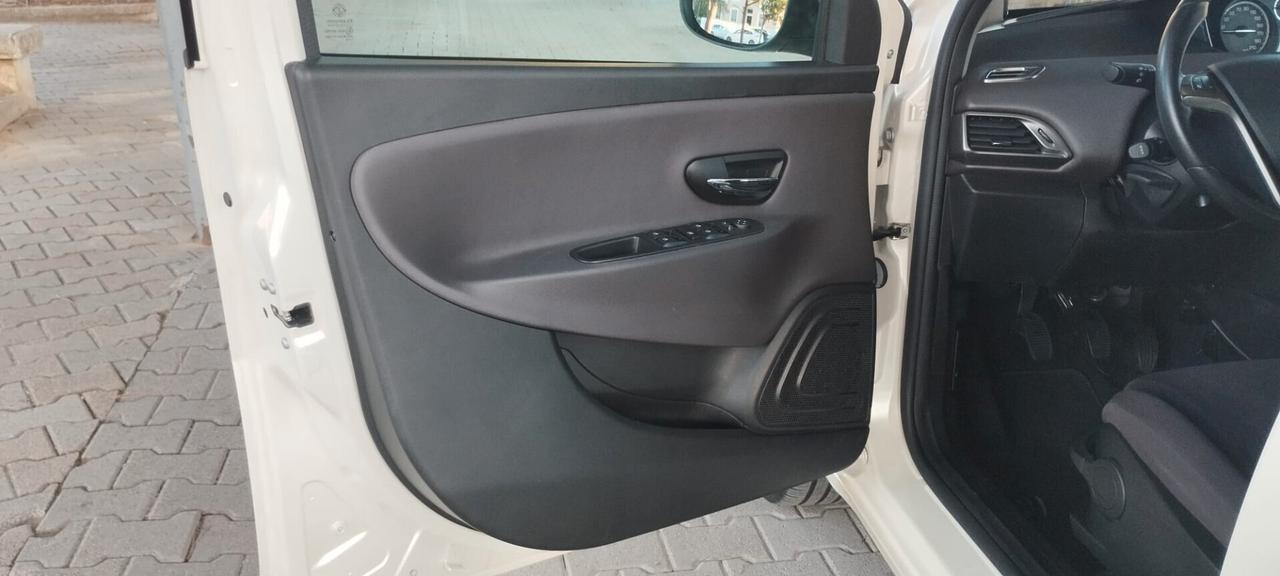 Lancia Ypsilon 1.2 69 CV 5 porte S&S Platinum