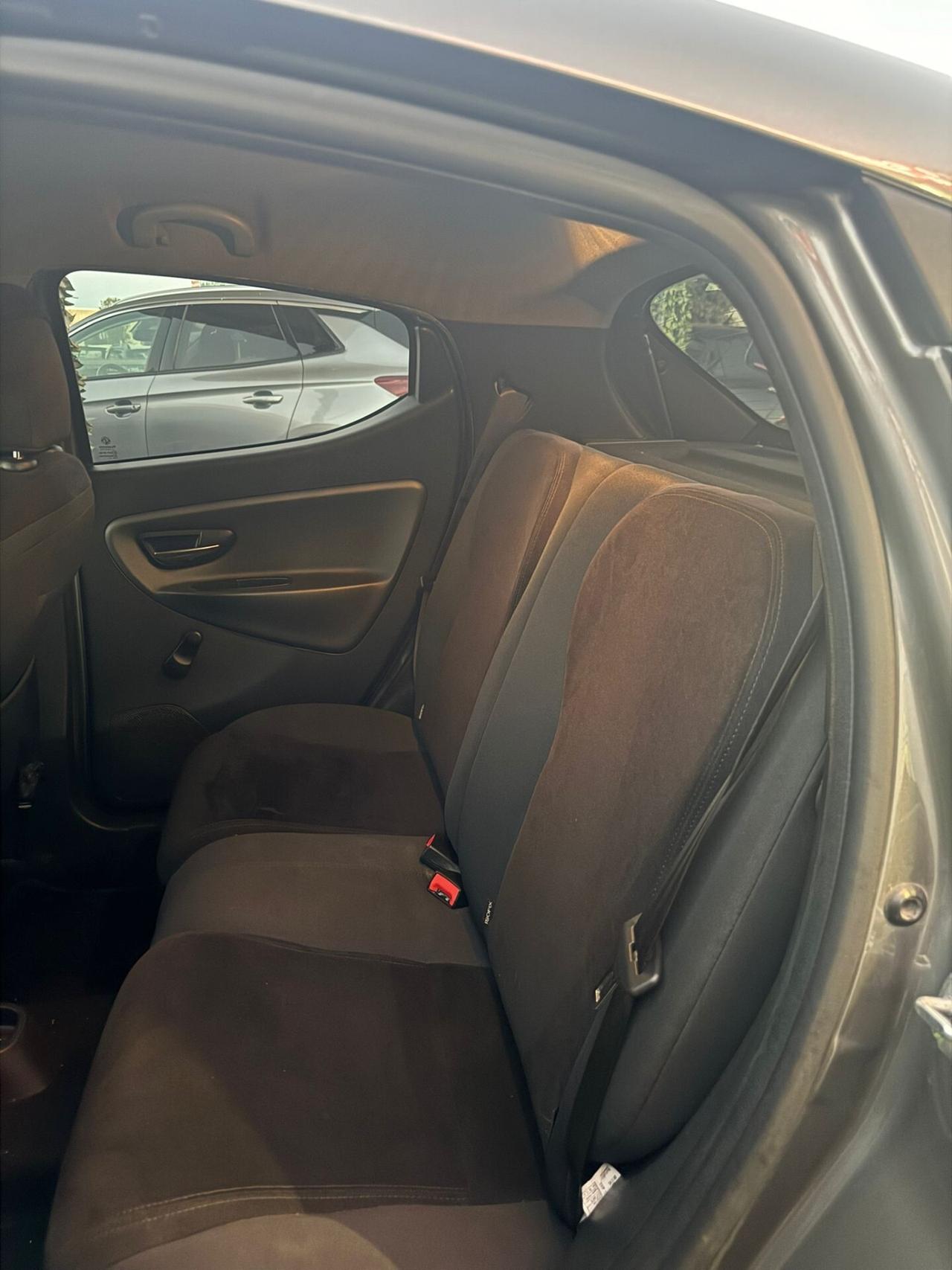 Lancia Ypsilon 1.3 95CV 2015 perfetta garanzia12