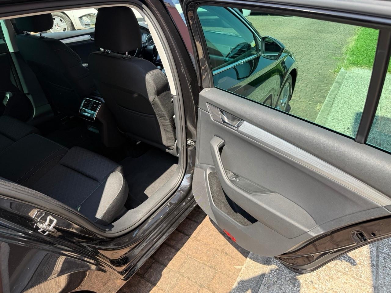 Skoda Superb 1.6 TDI SCR DSG FULL LED/UNIPRO