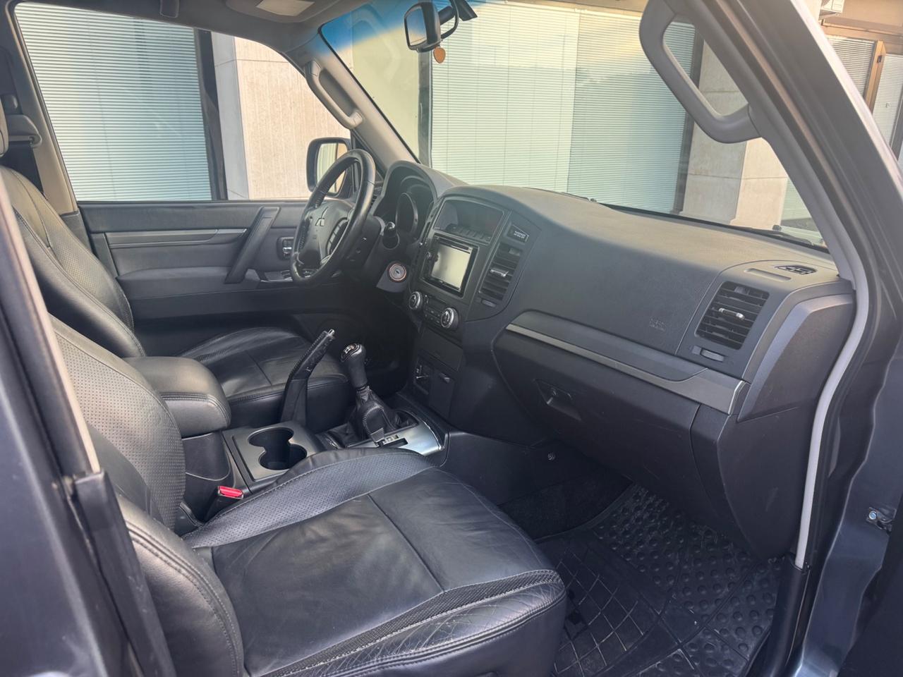 Mitsubishi Pajero 3.2 DI-D Autocarro Manuale Gancio traino