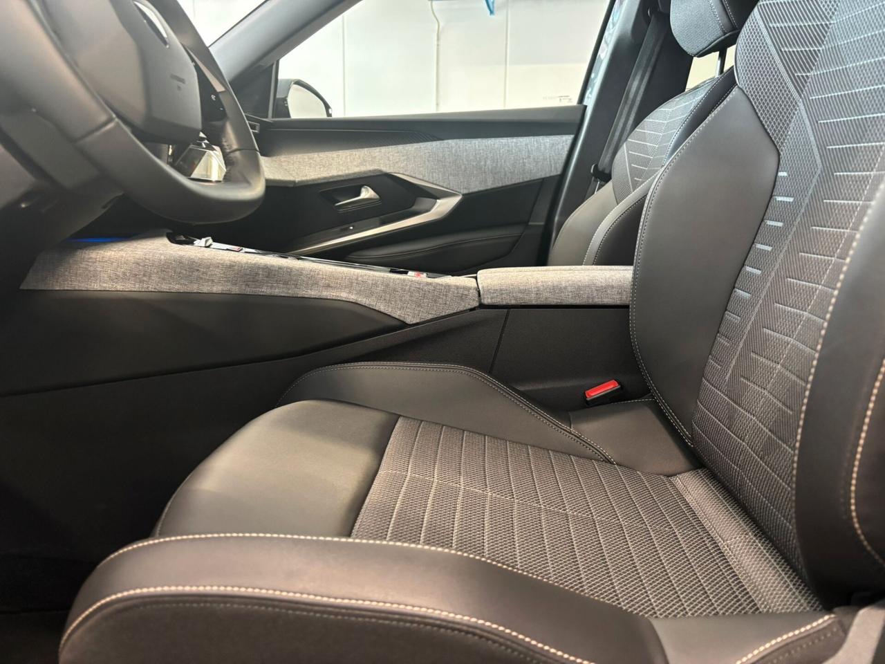 Peugeot 3008 ALLURE Hybrid 145 e-DCS6 SPOTICAR