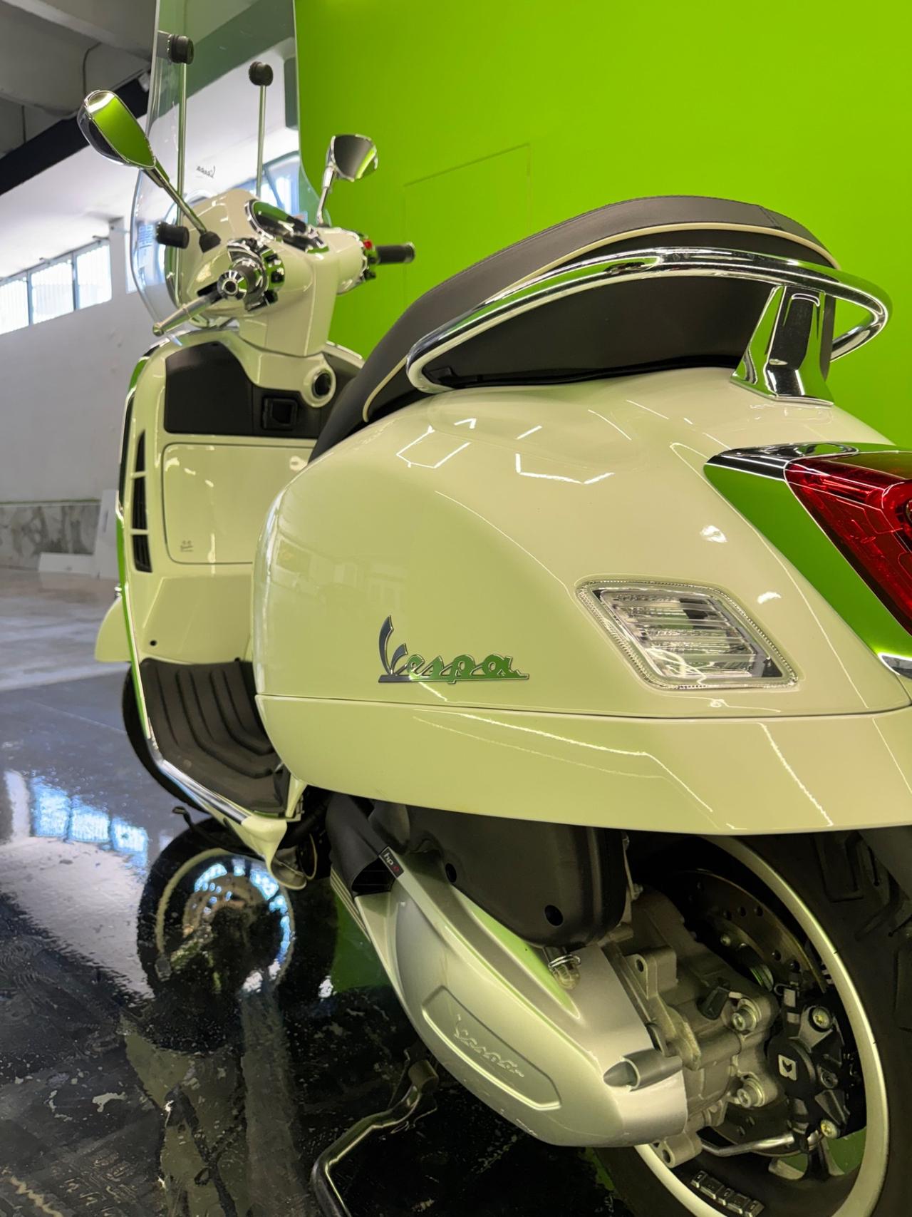 Piaggio Vespa 300 GTS
