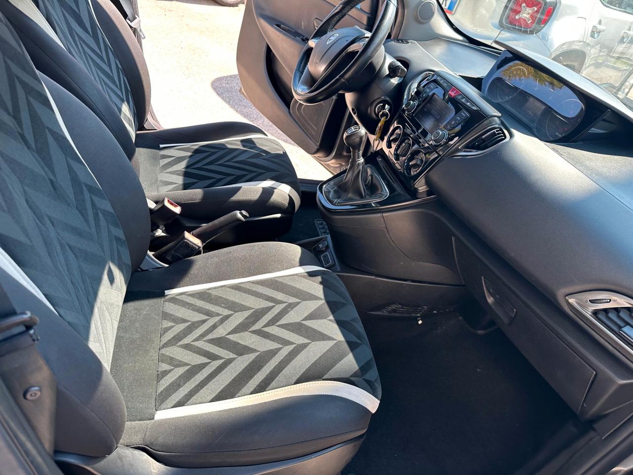 Lancia Ypsilon 1.3 MJT 16V 95 CV 5 porte S&S Platinum NEOPATENTATI
