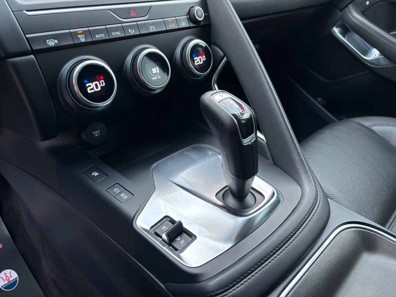 Jaguar E-Pace 2.0D 150 CV AWD R-Dynamic TOTAL BLACK my 20