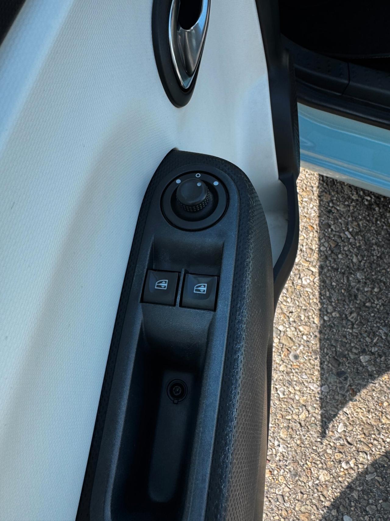 Renault Twingo 1.0 52kW Benz 5p *59.000 km*