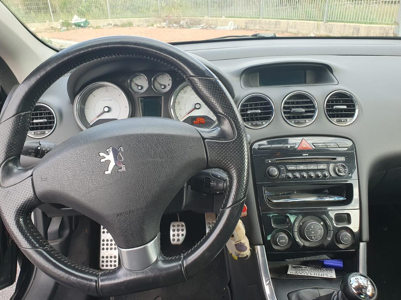 Peugeot 308 2.0 HDi 140CV CC Féline