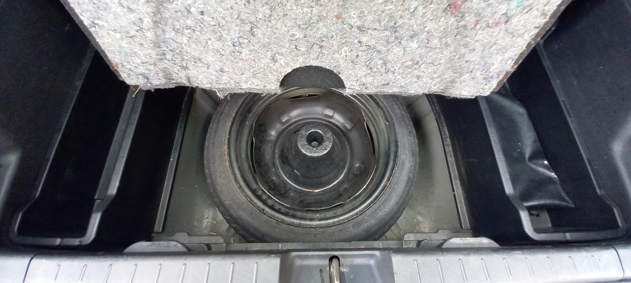 Toyota Yaris cc. 1.000 Benzina 5 Porte 5 Posti Utilizzabile Anche per i Neopatentati.