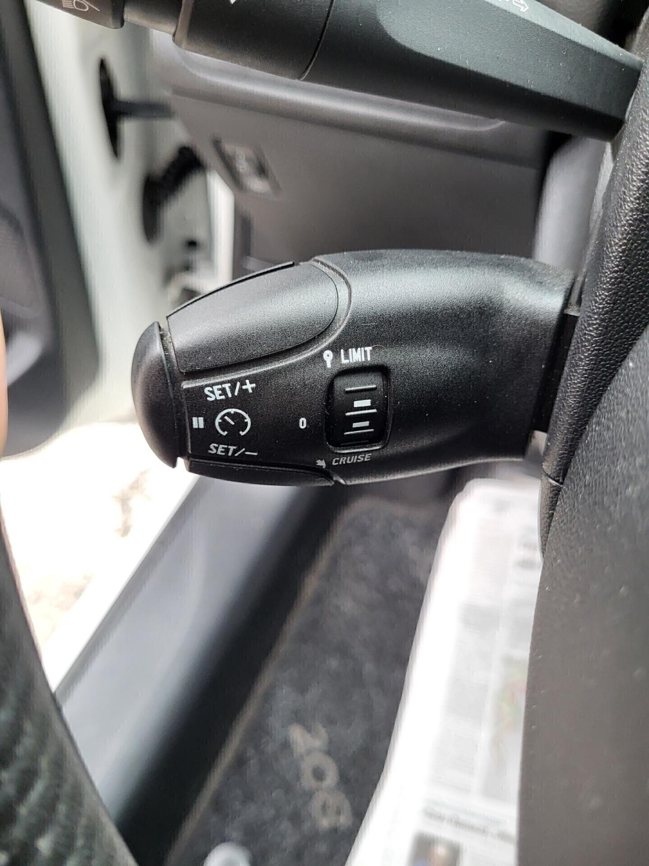 PEUGEOT 208 1,4 HDI-UNICO PROPRIETAR-4 REVISIONI