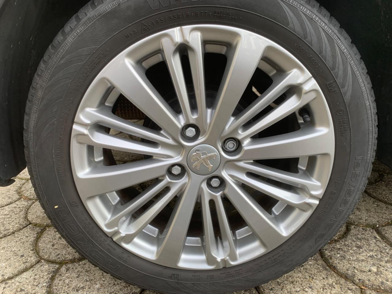 Peugeot 208 PureTech 82 5 porte Allure