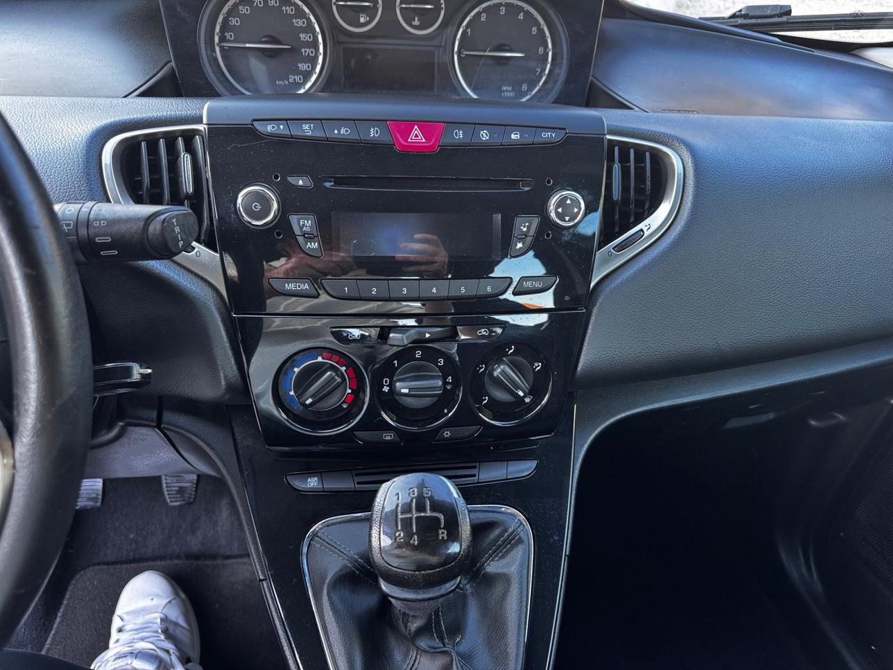 Lancia Ypsilon 1.2 69 CV 5 porte Platinum neopatentati