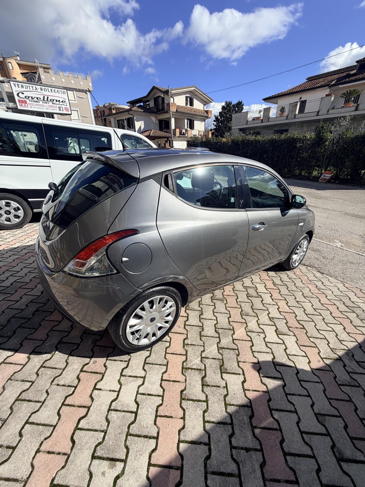 Lancia Ypsilon 1.2 gpl grigio 2015