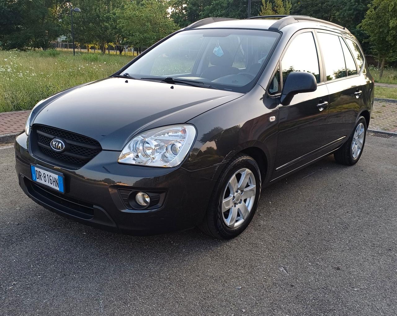 Kia Carens 2.0 CVVT LX Family
