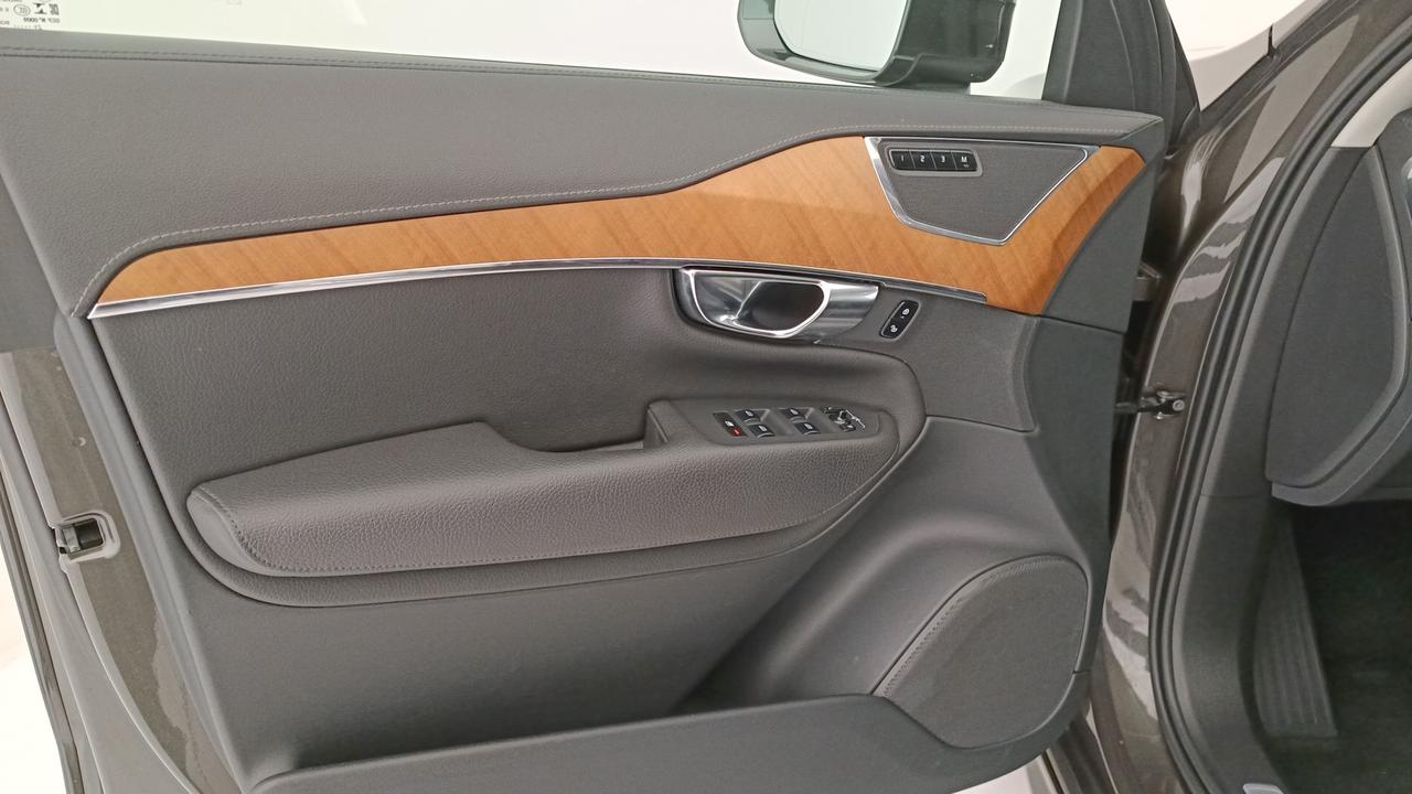 VOLVO XC90 2.0 b5 Momentum Pro awd 7p.ti geartronic