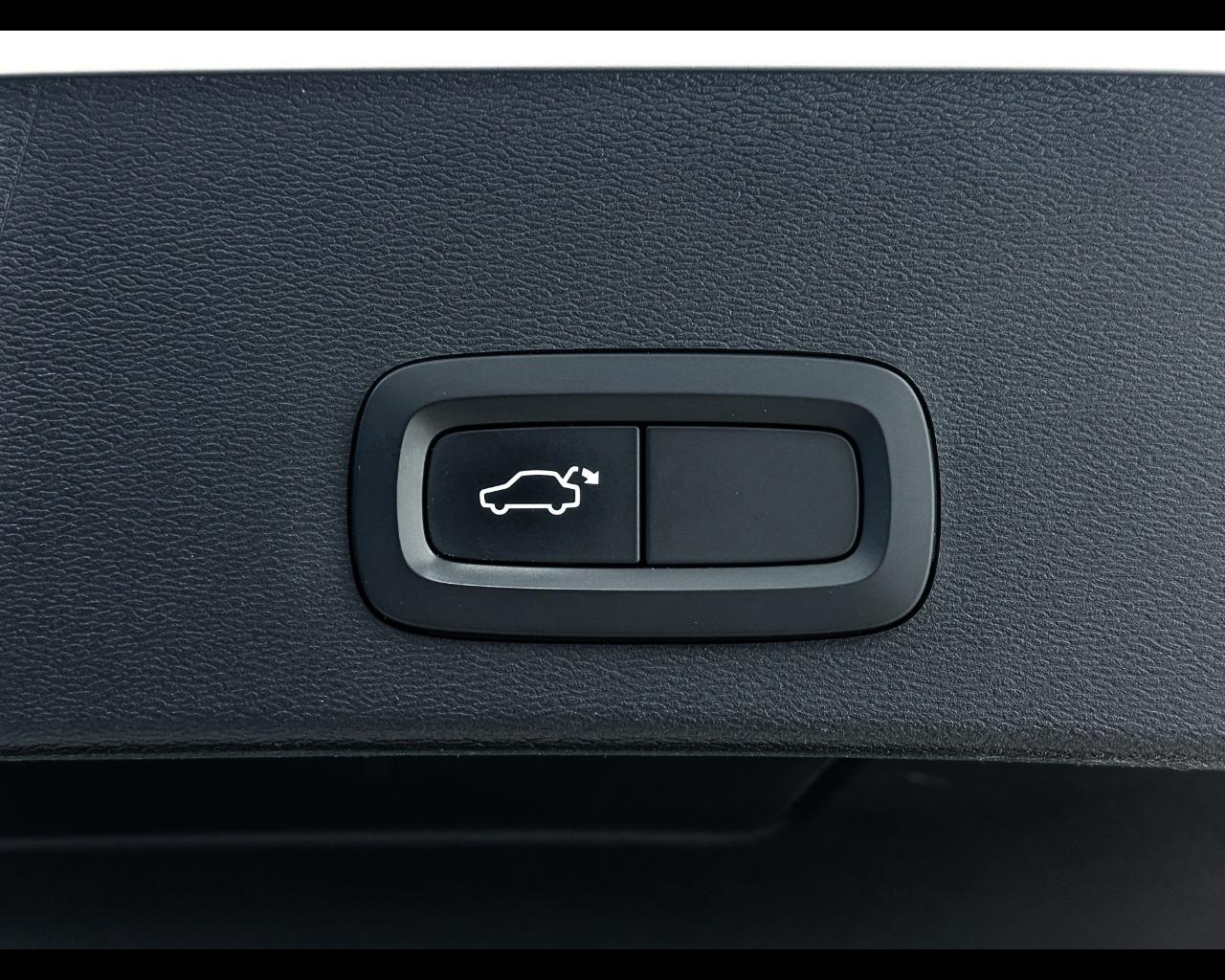 VOLVO XC40 (2017--->) - XC40 D3 AWD Geartronic R-design