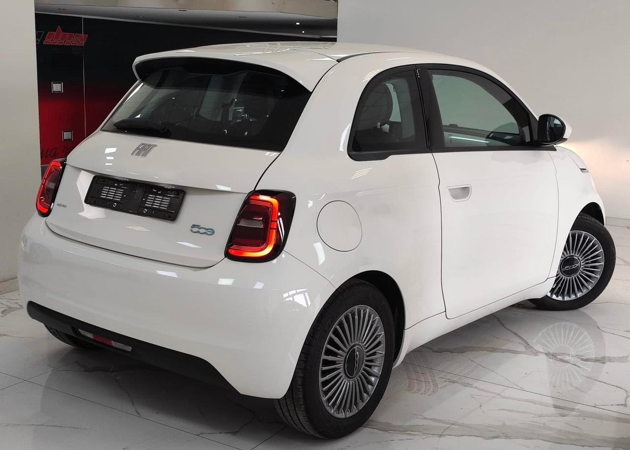 Nuova Fiat 500 Hatchback/ Nuova Km0