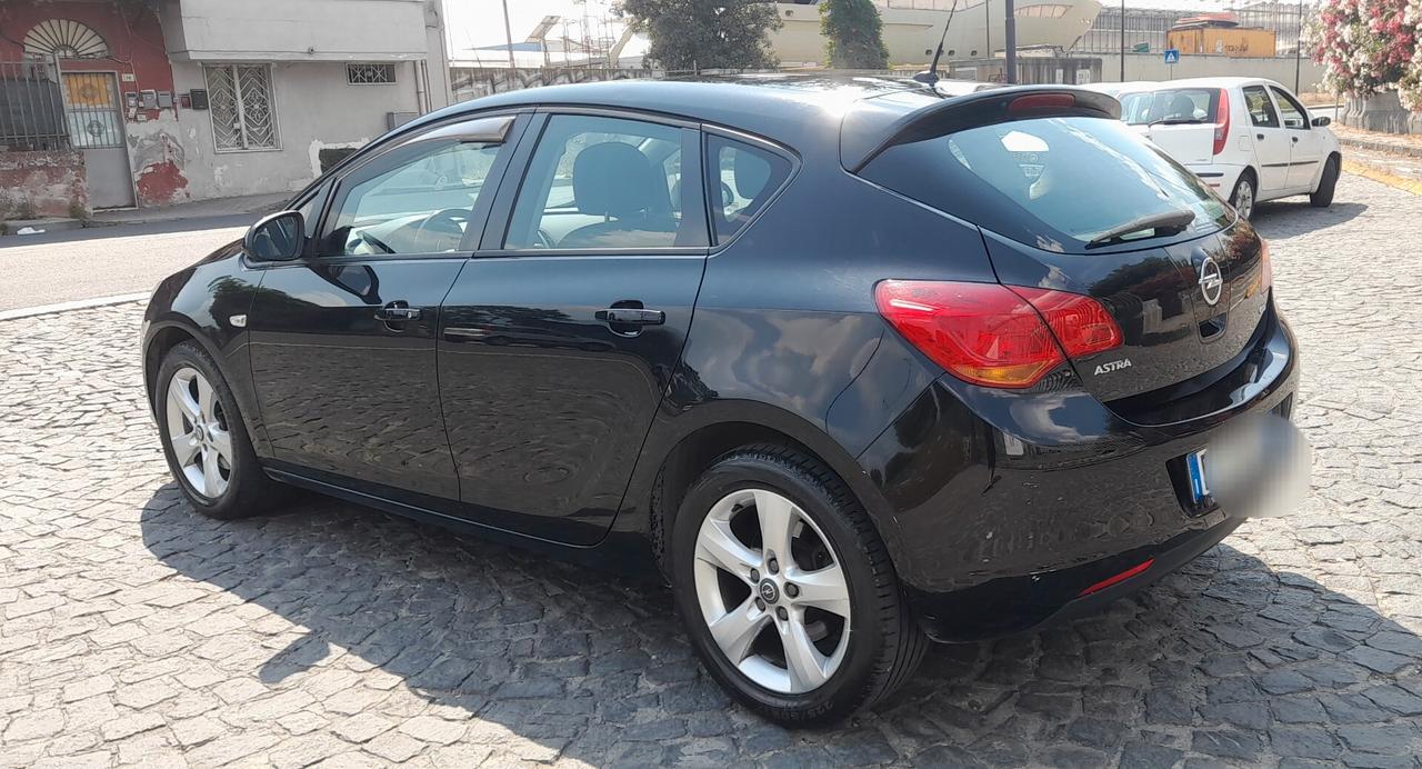 Opel Astra 1.7 CDTI 110CV 5 porte Cosmo berlina