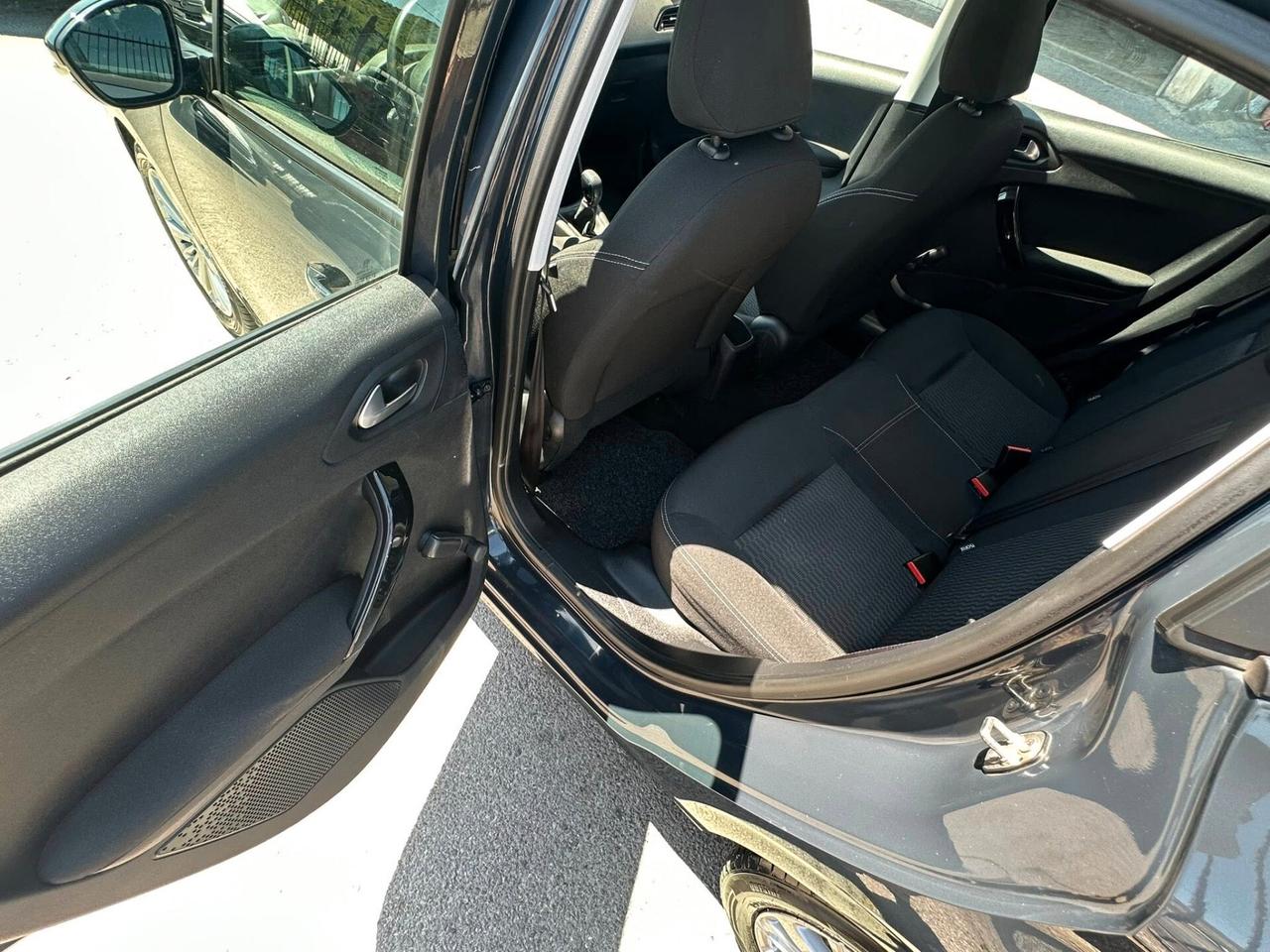 Peugeot 208 PureTech 82 5p. GPL Allure