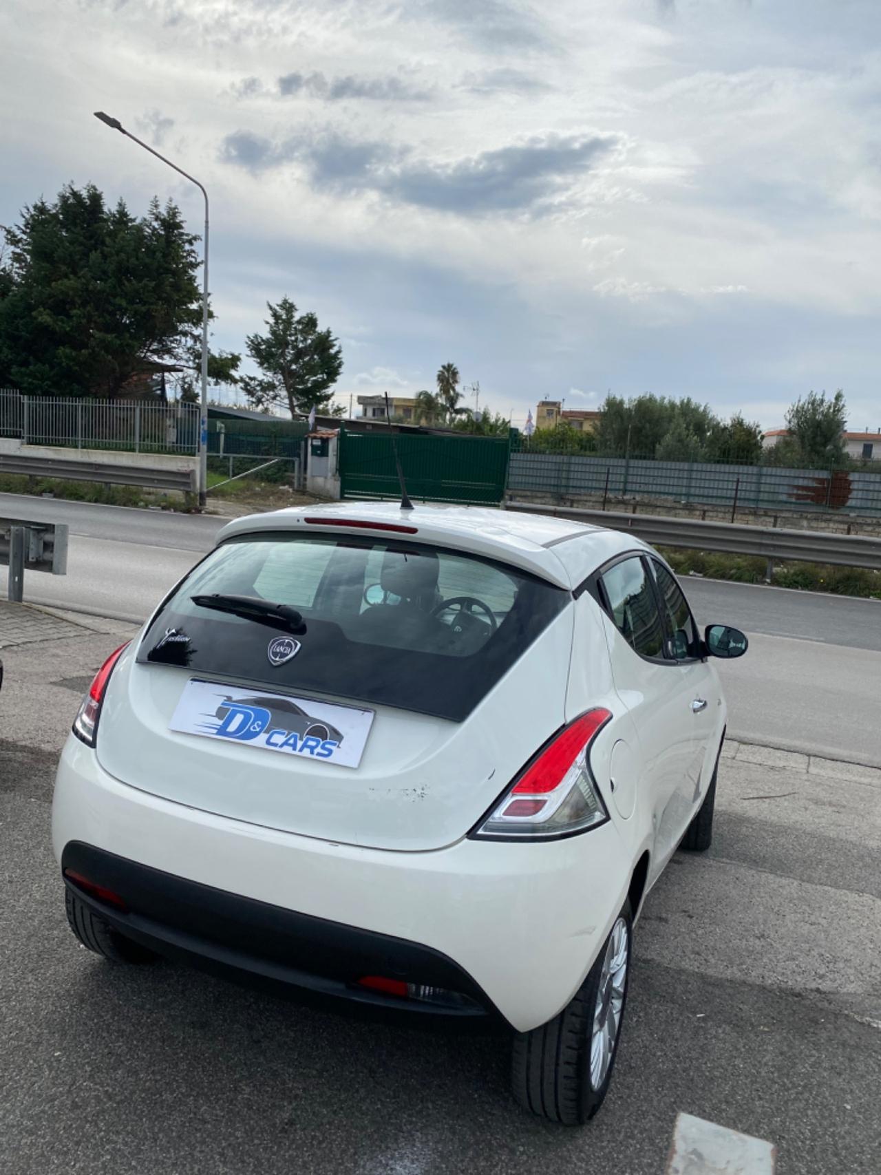 Lancia Ypsilon 0.9 TwinAir 85 CV 5 porte Metano Ecochic Silver