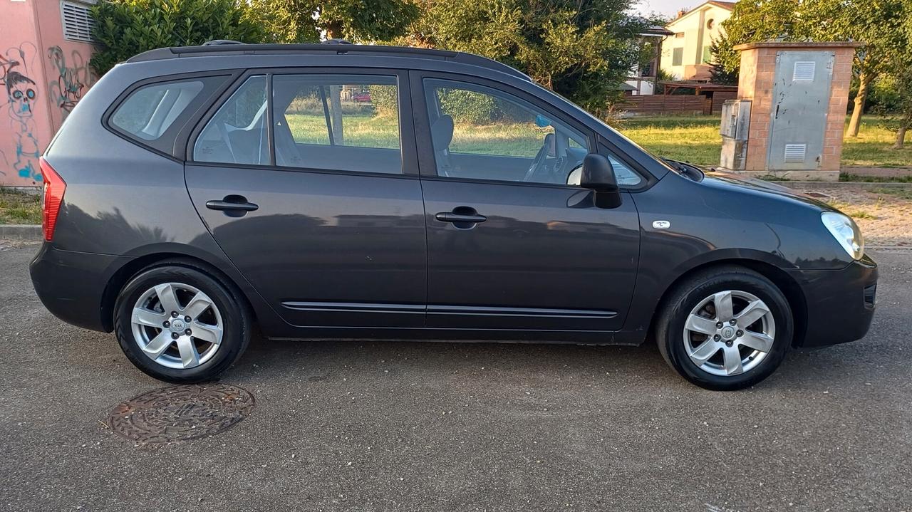Kia Carens 2.0 CVVT LX Family