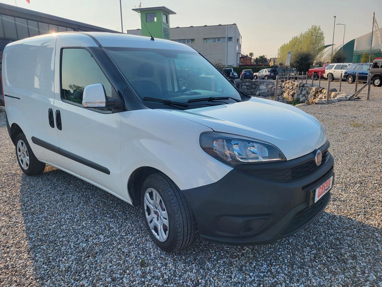 Fiat Doblo furgone con gancio