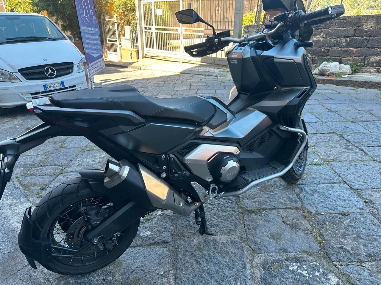 Honda X-ADV 750 grigio satinato