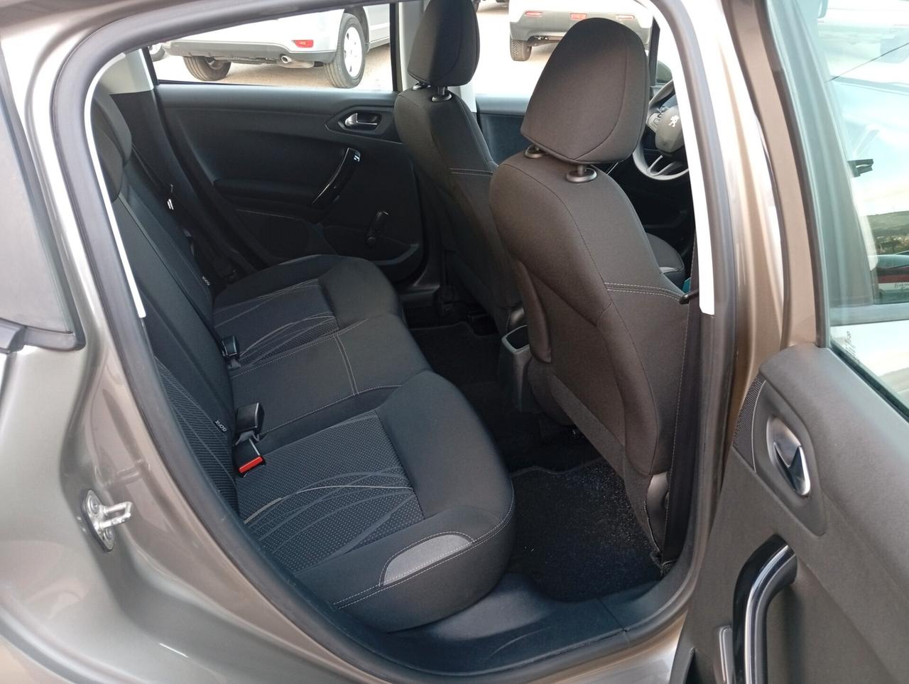 Peugeot 208 PureTech 82cv 5 porte Allure