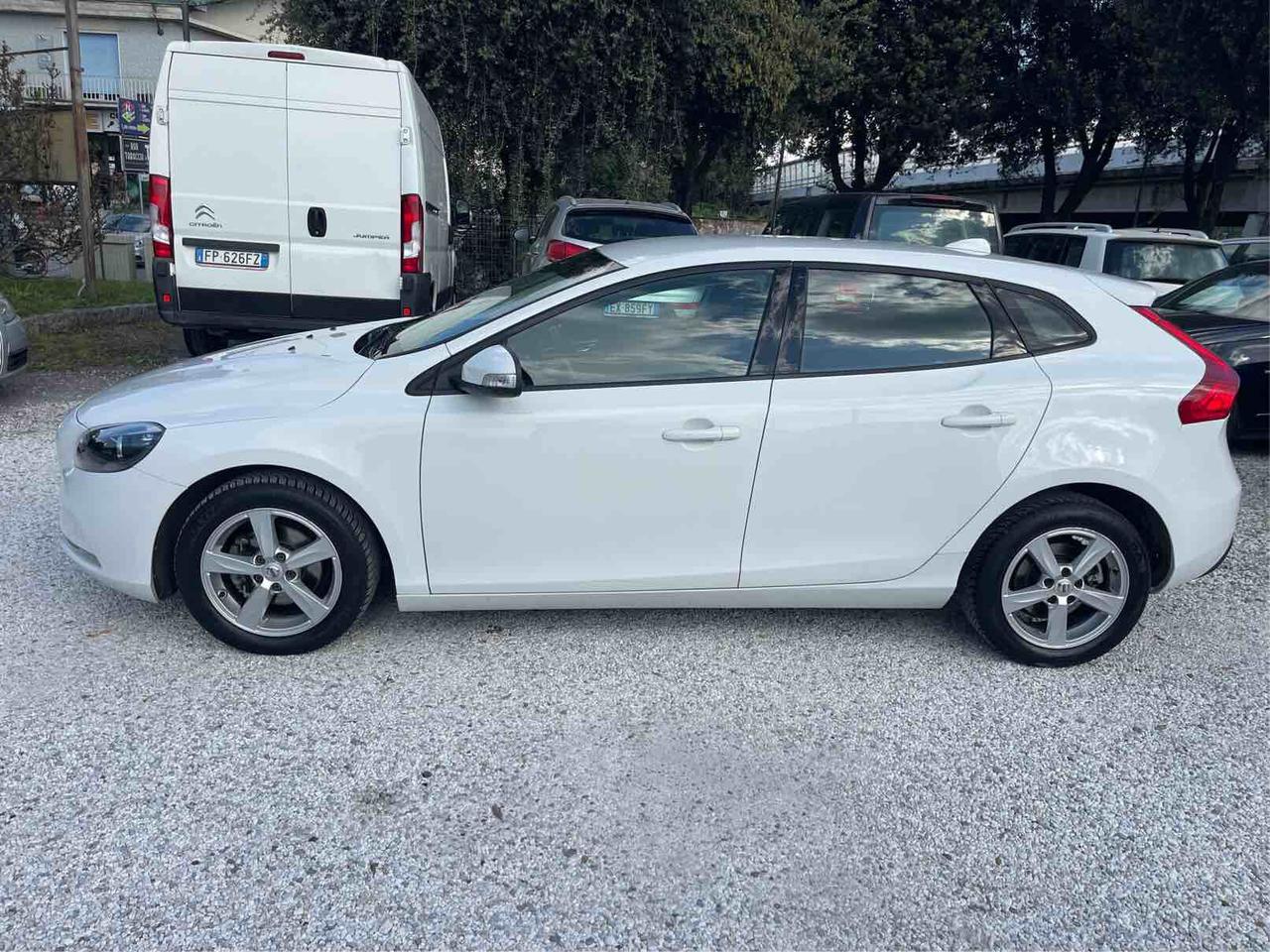 VOLVO V40 - D2 INSCRIPTION