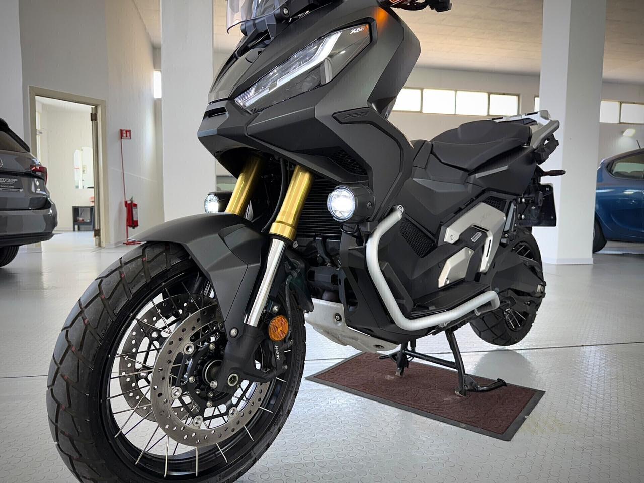 Honda X-ADV 750 con travel pack