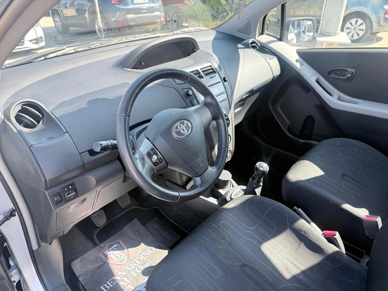 Toyota Yaris 1.0 5 porte Luxury pack