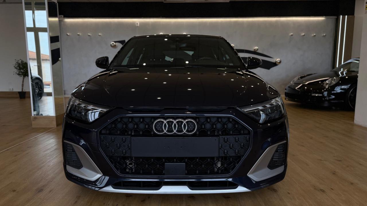 Audi A1 citycarver 30 TFSI Identity Black