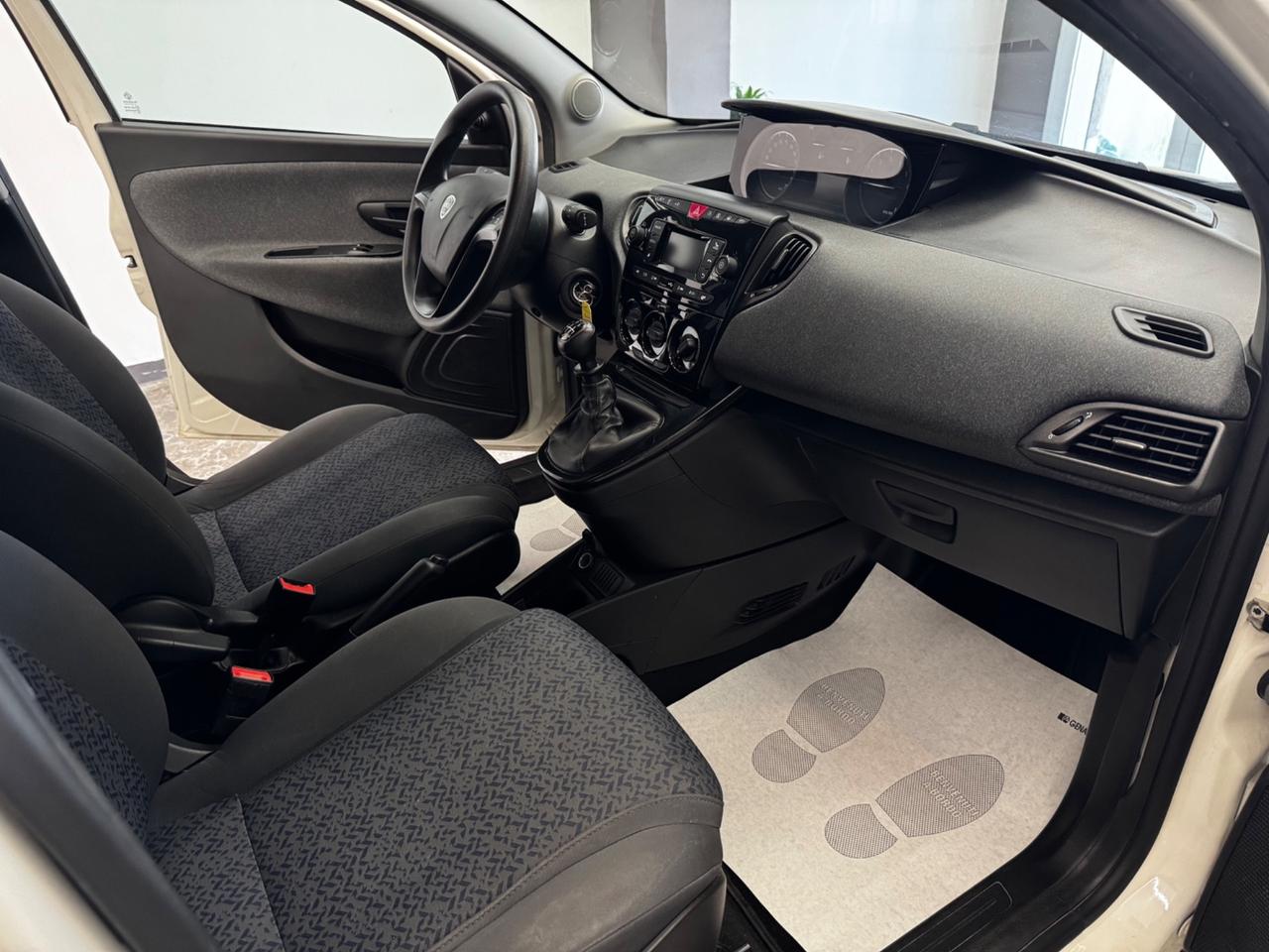 Lancia Ypsilon 1.0 FireFly 5 porte S&S Hybrid Ecochic Silver