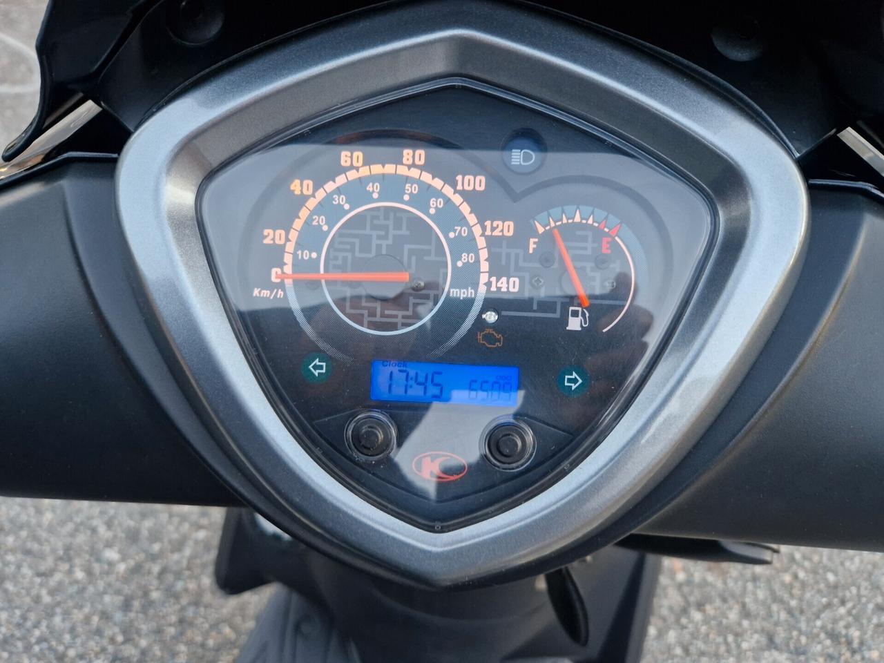 Kymco Agility 200i "SOLO 6.500 km" Parabrezza, Bauletto