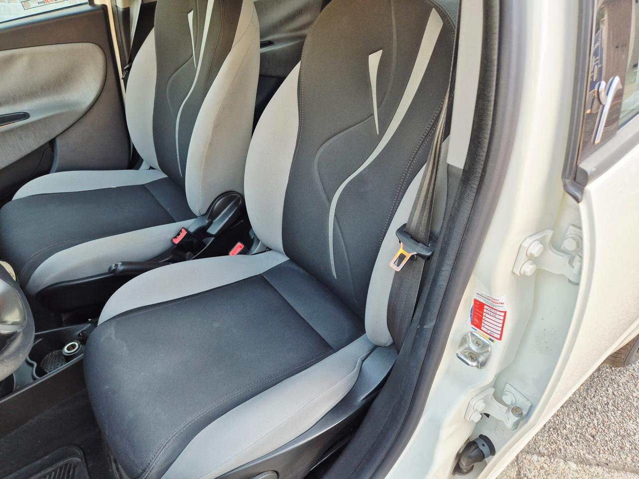 Lancia Ypsilon 1.2 69 CV 5 porte SILVER