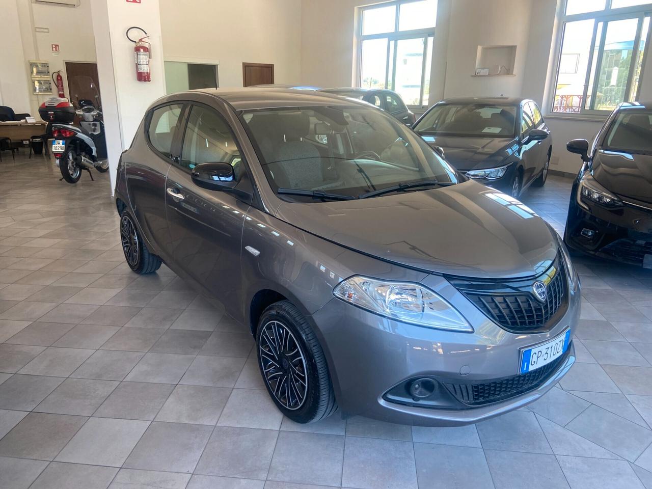 Lancia Ypsilon 1.0 FireFly 5 porte S&S Hybrid Silver