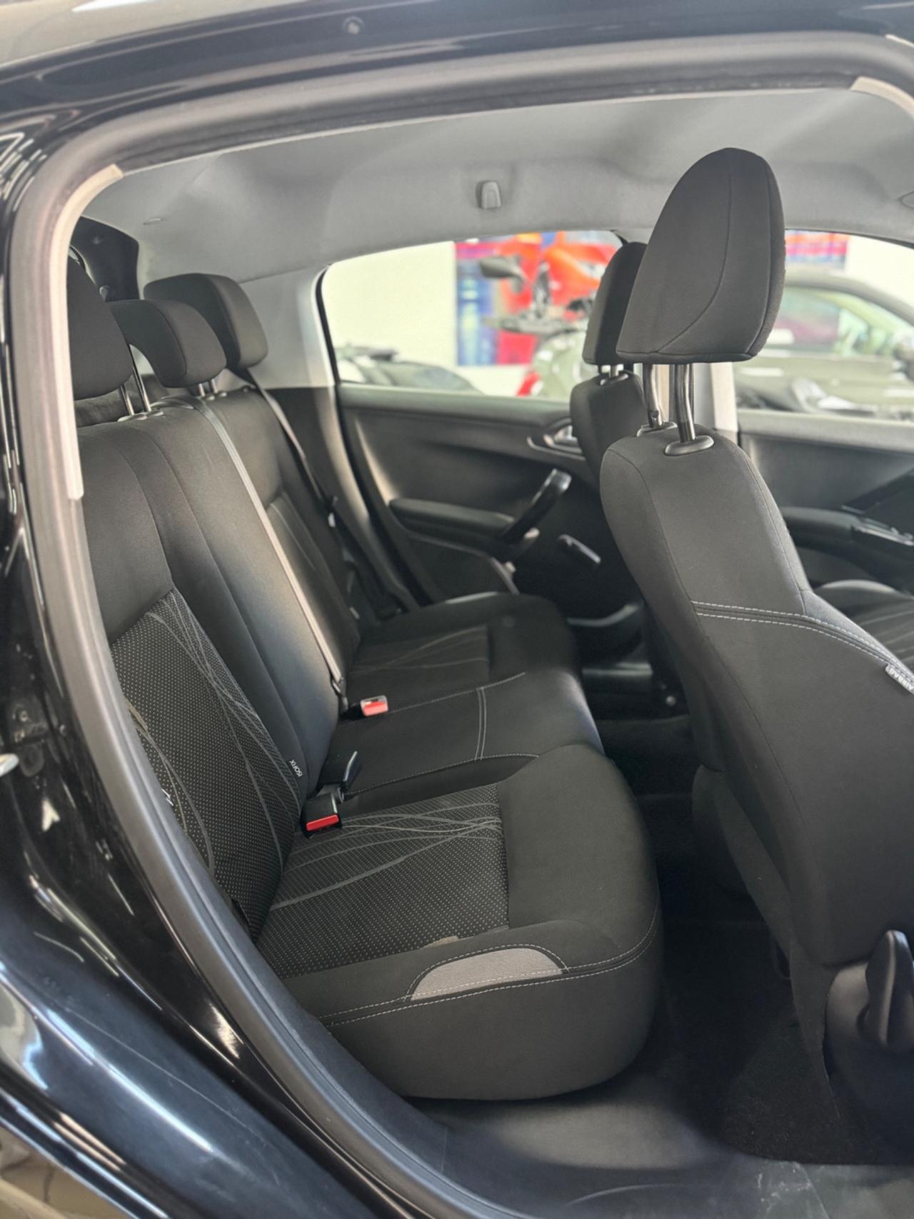 Peugeot 208 1.4 HDi 68 CV 5 porte Allure