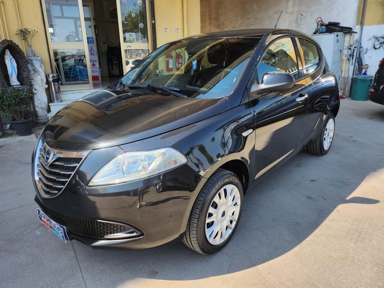 Lancia Ypsilon 0.9 TwinAir 85 CV 5 porte Metano Ecochic Silver